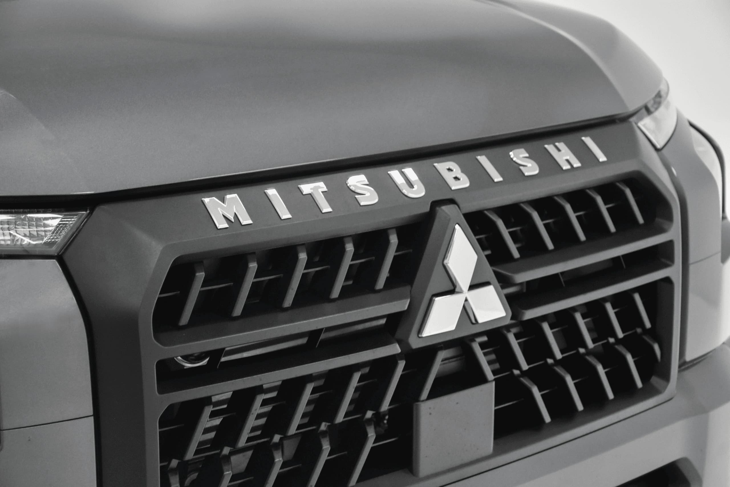 EMBLEMA MITSUBISHI GRADE - CROMADO